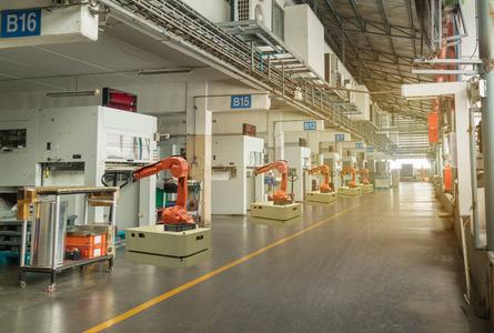 自动化机械臂在工厂机器人操作区工作,用于工业制造中的精密重复